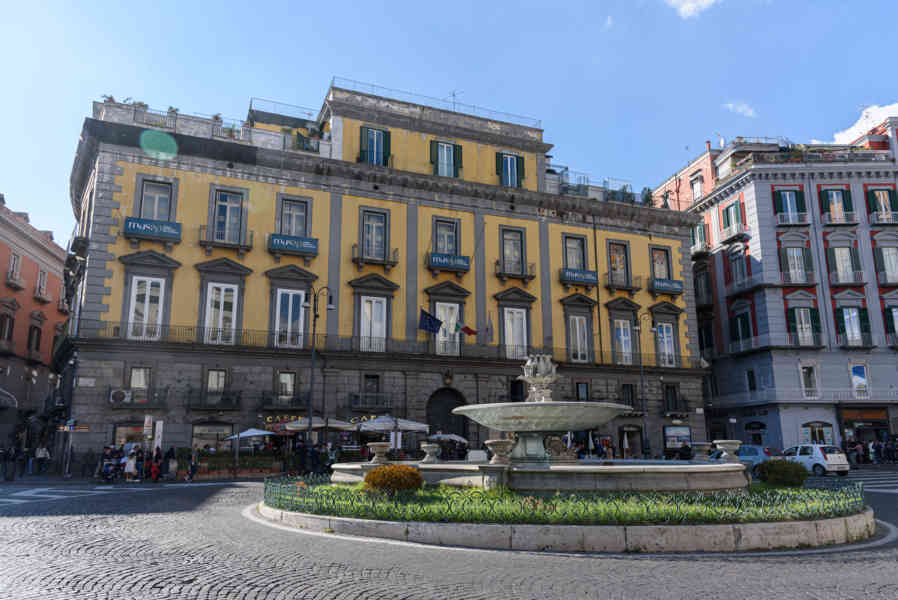 120 - Italia - Nápoles - plaza Trieste e Trento.jpg